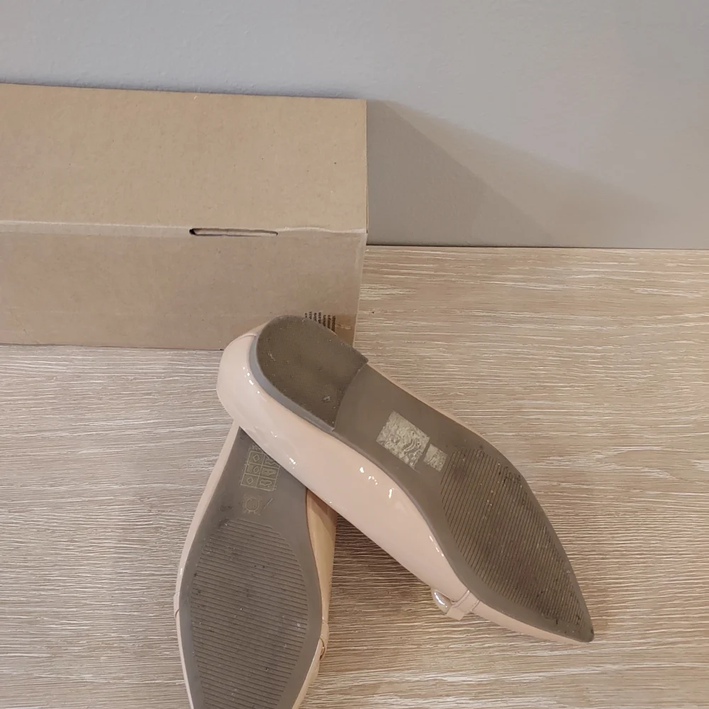 Journee Collection Women's Nude Chain Detail Flats - Picture 3 of 4